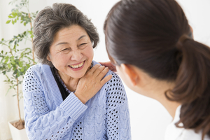 人の良い、ひとり暮らし中の義母ですが、気が付くと複数の栄養補助食品を定期購入していました。認知症ではないのですが判断力は低下していると感じられますし、定期的な支払いを忘れてしまうことがあります。成年後見制度は利用できますでしょうか？ 他にはどのような支援がありますか？