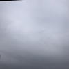 急な雨で雨宿り。スマホのバッテリーも危うい。