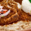 セコ・デ・カブリト（南米の肉料理15）　ヤギの肉を唐辛子，エンドウ豆，ニンジン，コリアンダーソースで煮込んだチリの料理．材料には，玉ねぎ，クミン，ニンニク，オレガノ，油，調味料も含まれます．  もともとこの国の北部でつくられていました．  伝統的には，ご飯，豆，茹でたキャッサバと一緒に一皿料理として提供されます．新しい教皇レオ 14 世が夢中になった料理と報道されています．