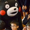 くまモン慰問来たモン　バス事故の鹿児島県内２小にサプライズ訪問