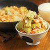 秋メシはこれ「フライパン炊き込みご飯」。鮭とキャベツのにんにくバターしょうゆ、おこげが激ウマ【筋肉料理人】