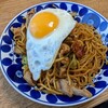 焼きそばに目玉焼きを乗せる