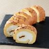 ローソンから「ナッツ香るもち食感ロール キャラメル」が新登場！香ばしいアーモンド入り生地のコンビニスイーツ新商品