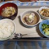 9/9(月)　麻痺から来る、全身的な痛みから、ふと解放されることがある。障害からの解放である！このままで、いつまでも、いられる。一瞬だけど、無に包まれる。柔らかい光に浸るとき。私を遠ざける、闇は無くなる！満ち足りた、今があるのみ！明るいひと時に、浸っている。これを悟りというのか？意識して入れる訳では無い、その時は突然やってきて、去って行く！一瞬の煌めきは、軽く、サッとやって来て、いつの間にか消えていく。だから、コントロールが効かない！意識で呼んだり返したりできれば良いのだが！障害は、私では無い。私に属さな