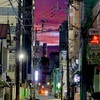 紫色の空と早朝の繁華街