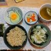 玉子かけご飯。カットわかめ、いりこ、モヤシ、大根の即席味噌汁。