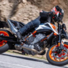 KTM 890DUKE Rレビュー。進化した17のポイントを解説！