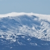 東側からガスが流れる月山