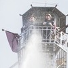 消防団員が放水を浴びる「水かけ出初式」