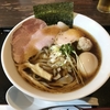 【今週のラーメン４２３６】 粉麺小屋 （東京・新中野） 中華そば 中 ＋ 味玉 ＋ キリンラガービール 中瓶　〜素朴な質感ハートフル！旨さがほのぼの胸にも沁み入る手打ち中華そば！