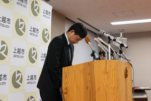 【動画】「米まずい」発言の中川幹太上越市長謝罪会見全記録　進退「思い至っていない」