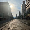 早朝の繁華街と路面電車