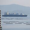 　海辺の風景・大型LNG船