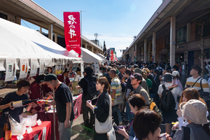秋晴れの下、地酒とグルメ堪能　上越市の「越後・謙信SAKEまつり」にぎわう