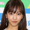 「セクシーすぎます」板野友美、美背中全開！“大胆肌見せブラックドレス姿”でファンを魅了