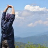 雨予報の遊山　ふれ合う