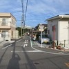 登校の風景　北門近くであいさつ