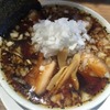 野郎ラーメン 秋葉原店｜黒いスープに惹かれて竹岡式肉醤油！甘濃い醤油とトロトロチャーシュー