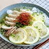 鶏ハムから出る肉汁を使って！「冷たい塩レモンラーメン」