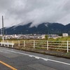 足立山の山頂には、低く雲がたちこめてます。