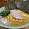 極楽汁麺 らすた（日吉） - 「薄味 油少なめ」初検証。絶妙に丁度良いバランス。ご飯との相性も問題なし。「あーこれこれ」と思わず唸れる、まさに自分が求めている家系スープ。麺はデフォルトで適度に硬目太目で自分好み。ほうれん草はバターソテー味。チャーシューはまぁなんの変哲もない感じ。自分にとって重要な店であることに変わりはないなと再認識。