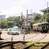 琴電本町踏切でレトロ電車と