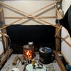 寒い中、友人が作ってくれた小屋でキャンプ。アヒージョとピザが最高だった