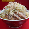 ラーメン二郎 上野毛店 - 麺は、安定したよく知っている平均的なカタメで、自分の中の「THE 基準」。豚は、赤身と脂質のバランスも平均的に良好で、厚みしっかりしっとり質感。自分の中での、すごく模範的な「THE 豚」。薄味と龍丼の親和性はかなり高い。食後の四国トークはかつての蓮爾さんこま店の店主さんを彷彿。これぞ平日ならではのオアシス。