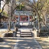 綿都美神社の神殿横の古札入れに、ここの