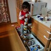 2歳6ヶ月／限界ギリギリ缶詰タワー。