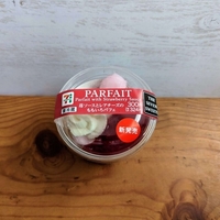 【セブンイレブン】の苺やレアチーズ、白玉や葛ゼリーが楽しめるパフェ「苺ソースとレアチーズのももいろパフェ」を実食