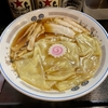 【今週のラーメン５９３６】中華そば 下連雀（東京・三鷹）ワンタン麺 ＋ チャーシュー皿 ＋ サッポロ赤星２本　〜黄金琥珀の出汁ワンタンが一面に揺れる！中央のナルトが昭和の旗印？実に頼もしい麺顔！