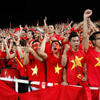 Tiến hành cổ vũ giải bóng đá quốc tế U21 báo thanh niên với áo cờ đỏ sao vàng.
