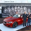 BMW M4クーペ Moto GP チャンピオンに贈呈