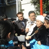 ２／３　ラビア・カーディル女史　中国大使館抗議前　状況表明