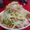 ラーメン二郎 生田駅前店 - スープが思いの外保温効果が高く、丁度良い適温を最後までキープ。最後の一滴はまるで濃密なロイヤルミルクティー。食後にほっと一息、お茶を嗜む。前菜、主食、主菜、汁物、最後のお茶に至るまで、一杯の中に完璧なまでのフルコース。前日の少し下ブレを挽回するような上位互換な上ブレに、連日訪問でも問題なし。