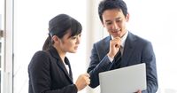 「この人のもとで働きたい」と思われやすい上司の口癖4選。部下を成長させるのは "あの言葉”