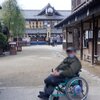 車椅子で東映太秦映画村（京都市）に行き時代劇・戦隊ヒーローを楽しみました。鉄道・路線バスなど多方面からの車いすアクセスをこころみました。
