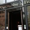 【衝撃】「アバクロ」前CEOが性的人身売買で逮捕！22年の帝国に潜む闇の真相