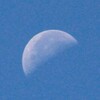 「佐久の季節便り」、「二十三夜」の月が、青空の雲間に残り…。