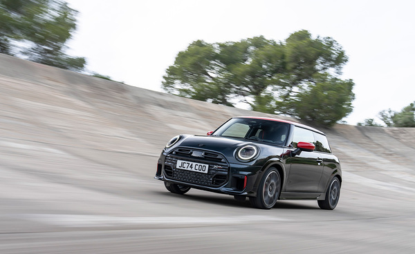 4世代目でも相変わらずの硬派　MINI「ジョンクーパーワークス」
