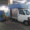 運送会社の軽トラックに荷物を