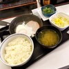 バランスの取れた一汁三菜朝食　ハムエッグ納豆定食ならワンコイン以下！ 吉野屋