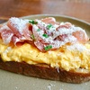 代々木上原の「GOOD TOWN BAKEHOUSE」でEggs & Prosciutto On Toast(Scrambled Eggs, Prosciutto Crudo, paddlesalmigiano, Sourdough)、FRENCH TOAST WITH GRILLED HOUSE-MADE SAUSAGE(Pure Maple Syrup)。