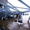 カリマンタン島で橋が崩壊