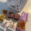 照れた笑顔と迎えのクルマ