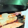 バームクーヘン２　／スイーツ（イギリス・フランス・ベルギー・ドイツ）７　「ザルツウェーデルならいつも食べてますよ」「電車を乗り継ぎ５時間！着きましたザルツヴェーデルです」一番古い店で，横に薄くそぐように切ったバームクーヘンをいただきます．200年前と変わらぬ作り方で直火で焼くバームクーヘン．窯の温度は300℃に達します．しかし，そんなザルツヴェーデルのバームクーヘンですが，かつて存続の危機がありました．東西ドイツの分断です．ザルツヴェーデルは東ドイツ領に組み込まれます----