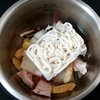 ホットクック： 煮込みうどん。30分かかるけれど自分で作るよりラク＆美味しい。