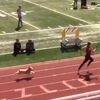 高校の運動会でワンコがトラックに登場、リレーに参加し、ランナーと競争