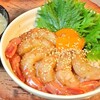 赤エビを醤油ヅケにして作る海鮮丼が美味すぎると話題！